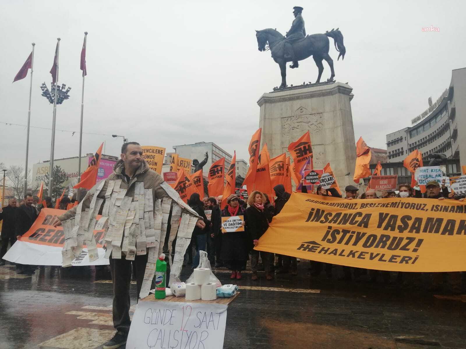 Halkevleri üyeleri, zamları ve hayat pahalılığını Ankara Ulus Meydanı’nda protesto