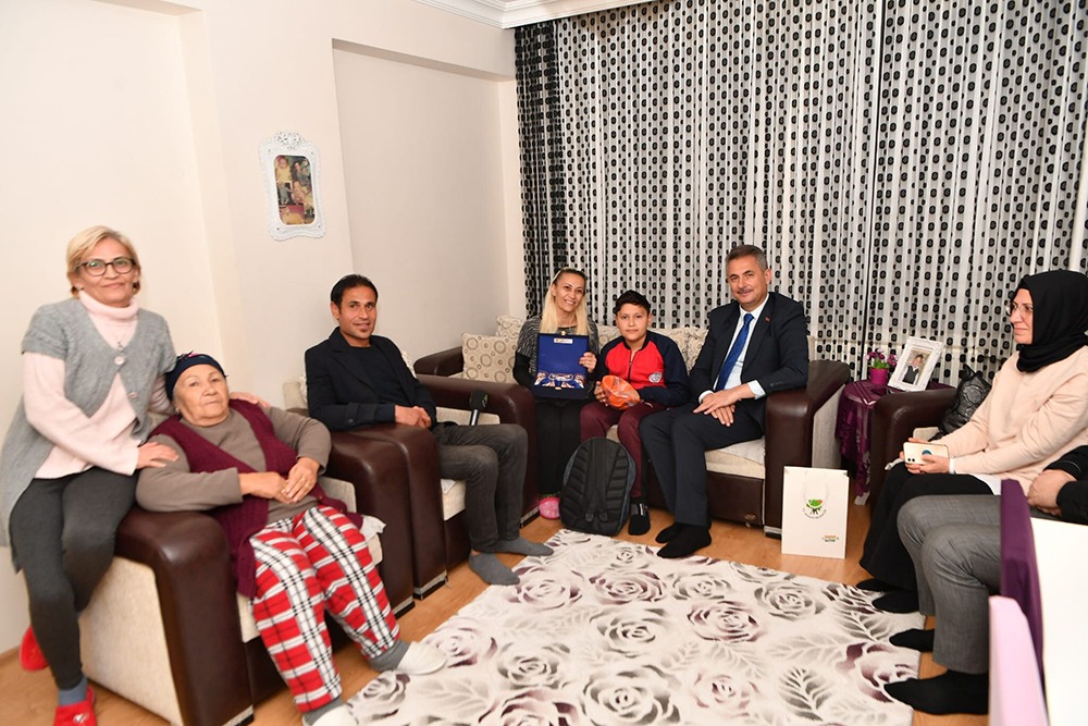 Mamak Belediye Başkanı Murat Köse, başıboş köpek saldırıları ile yaralanan
