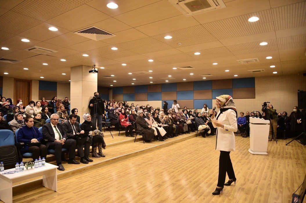 “Mutlu Evliliğin Sırları” Semineri Zübeyde Hanım Aile Merkezi’nde düzenlenen aile içi iletişim ve sağlıklı