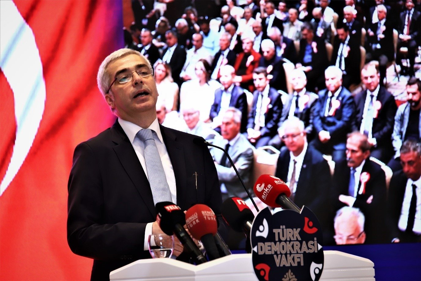 Türk Demokrasi Vakfı Başkanı Salih Uzun, İstanbul’da düzenlenen Demokrasi Şurası’nda;