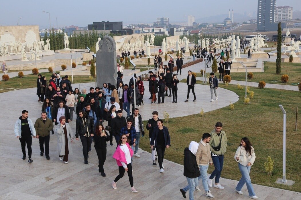 Etimesgut Belediyesi Türk Tarih Müzesi ve Parkı’nı Samsun’dan gelen bin