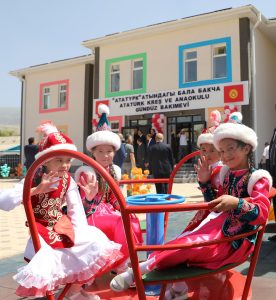 Tanri Daglari’nda Bu Kreste Ataturk Gibi Idealist Balalar Yetisiyor