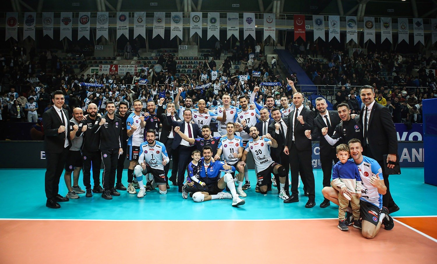 CEV Şampiyonlar Liginde grubunu ilk sırada bitirerek doğrudan çeyrek finale