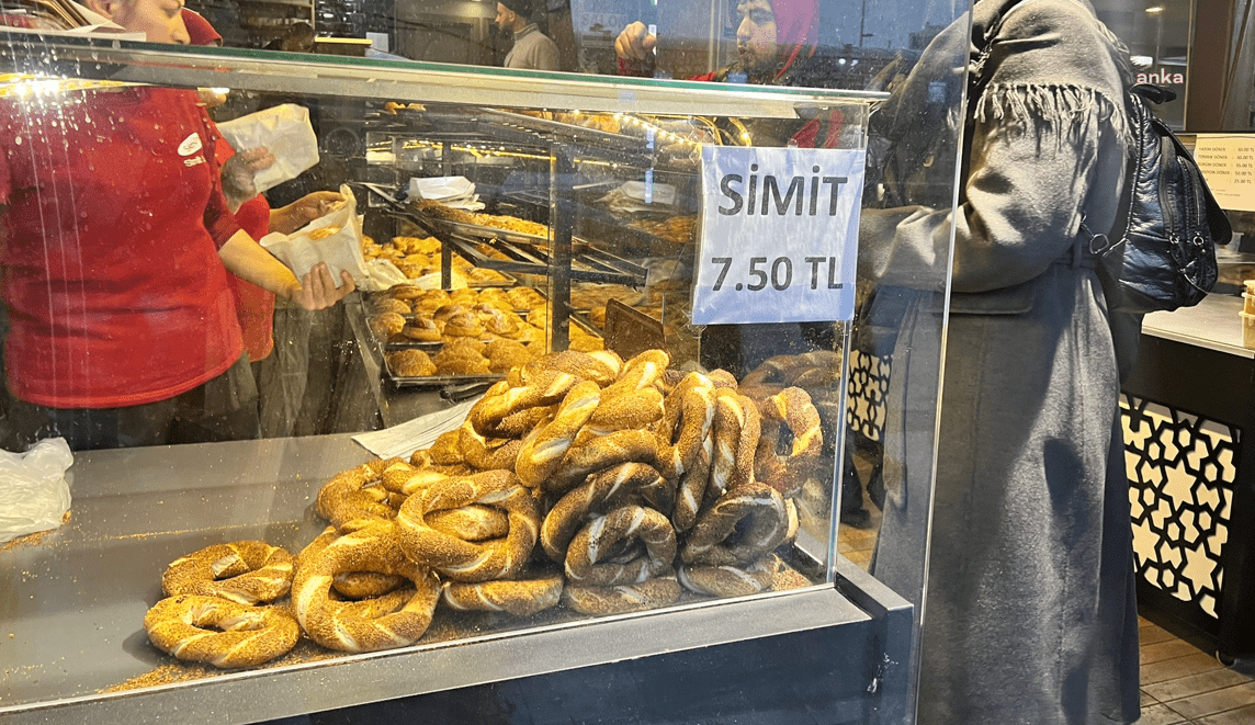 İstanbul'un bazı semtlerinde simit 7,5 liradan satılmaya başlandı. İstanbul Un-İş
