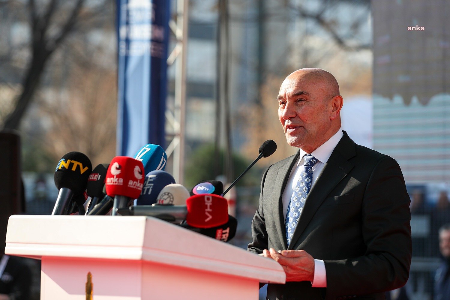 Tunç Soyer: Belediye Şirketlerimiz, Yüzde 1 Gibi Sembolik Bir Kâr Oranıyla Depremzedelerimizin En Uygun Koşullarda Sağlıklı Yapılara Kavuşmasının Önünü Açıyor İzmir Büyükşehir Belediye Başkanı Tunç Soyer, Halk Konut Projesi’nin temel