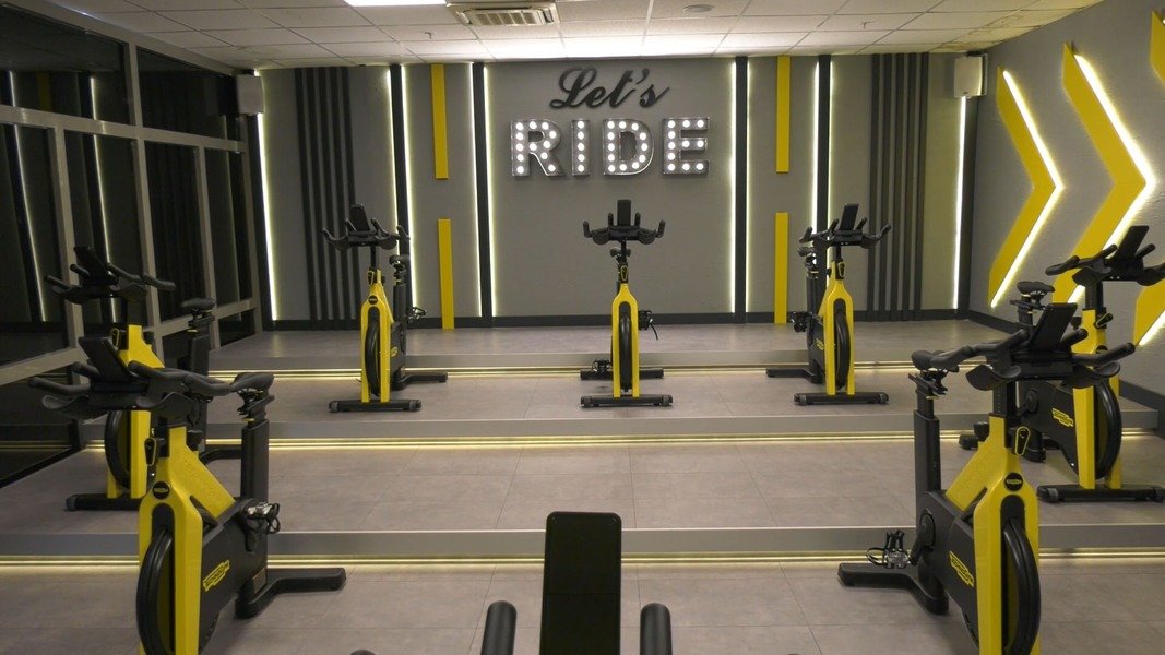 Yüksek tempolu müzik eşliğinde ya da müziksiz, genellikle grup halinde,