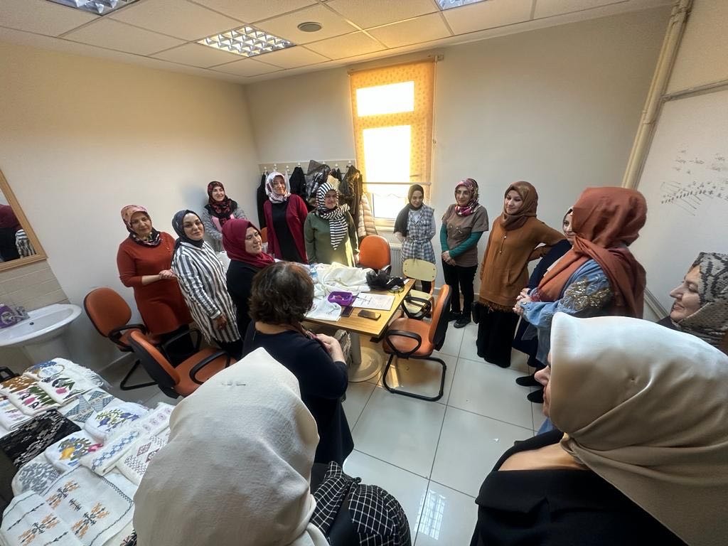 Başkan Ertuğrul Çetin'in eşi Hacer Çetin, Hüma Sultan Hanım Evinde