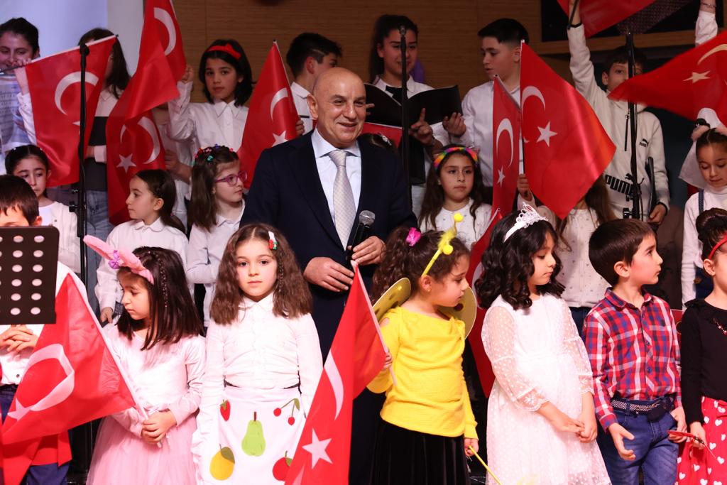 Keçiören Belediye Konservatuvarı Çocuk Korosu tarafından düzenlenen ‘Yeni Yıl Konseri’