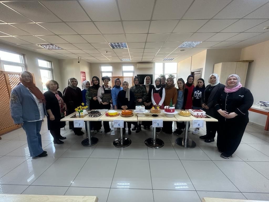 Pursaklar Belediyesi Hüma Sultan Hanım Evinde pastacılık kursiyerleri arasında gerçekleştirilen