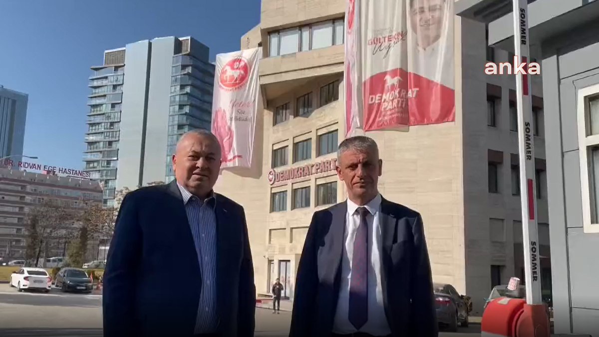Demokrat Parti (DP) Genel merkezinin önünde güvenlik nöbeti tutan resmi