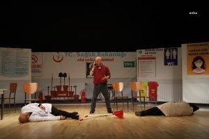 ‘Bir Gun Bir Telefon Gelir’ Tiyatro Oyunu, Kartalli Izleyiciyle Bulustu