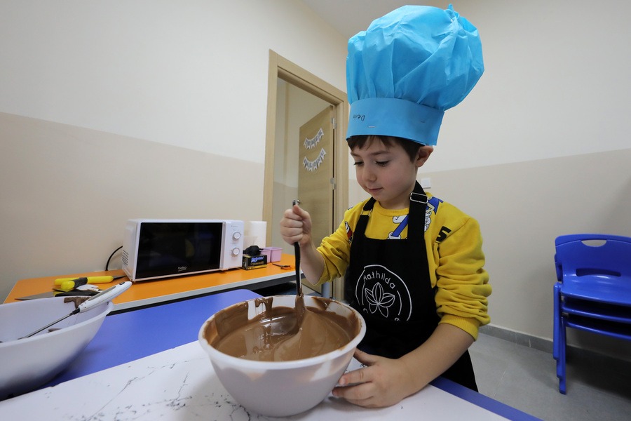 
Çankaya Belediyesinin  gündüz bakımevlerinde eğitim alan çocuklar, çikolata yapımını