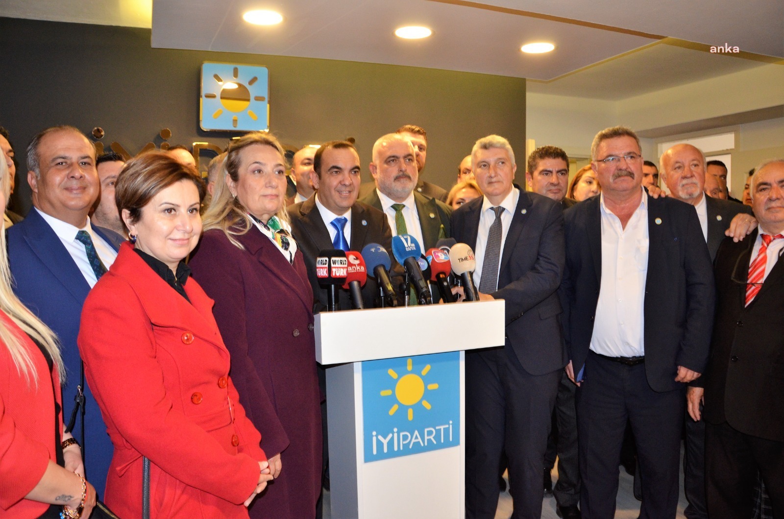 İYİ Parti 3. Olağan İzmir Kongresi’nde başkan seçilen Sinan Bezircilioğlu,