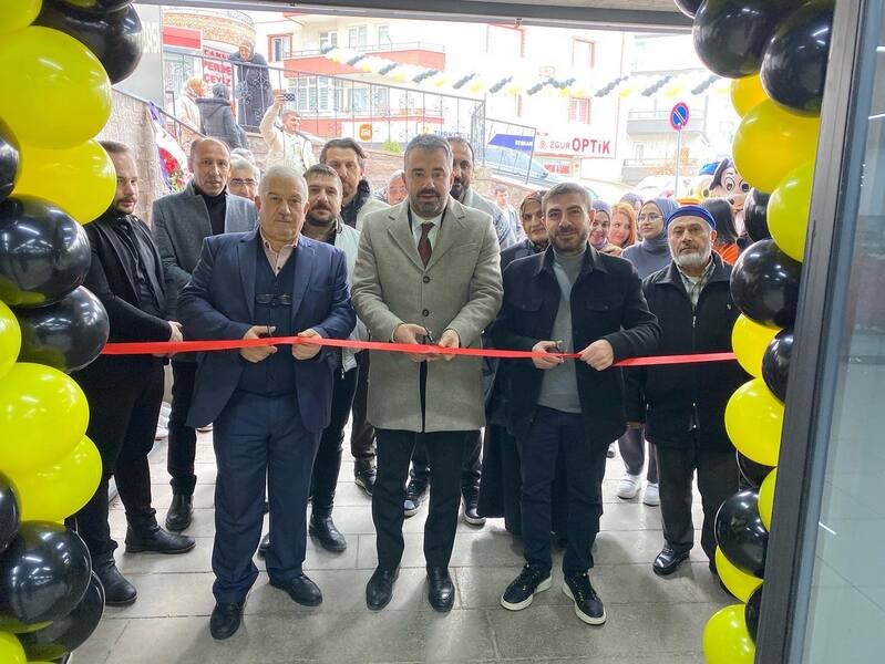Pursaklar Belediye Başkanı Ertuğrul Çetin, ilçede yeni hizmete açılan işyerlerinin