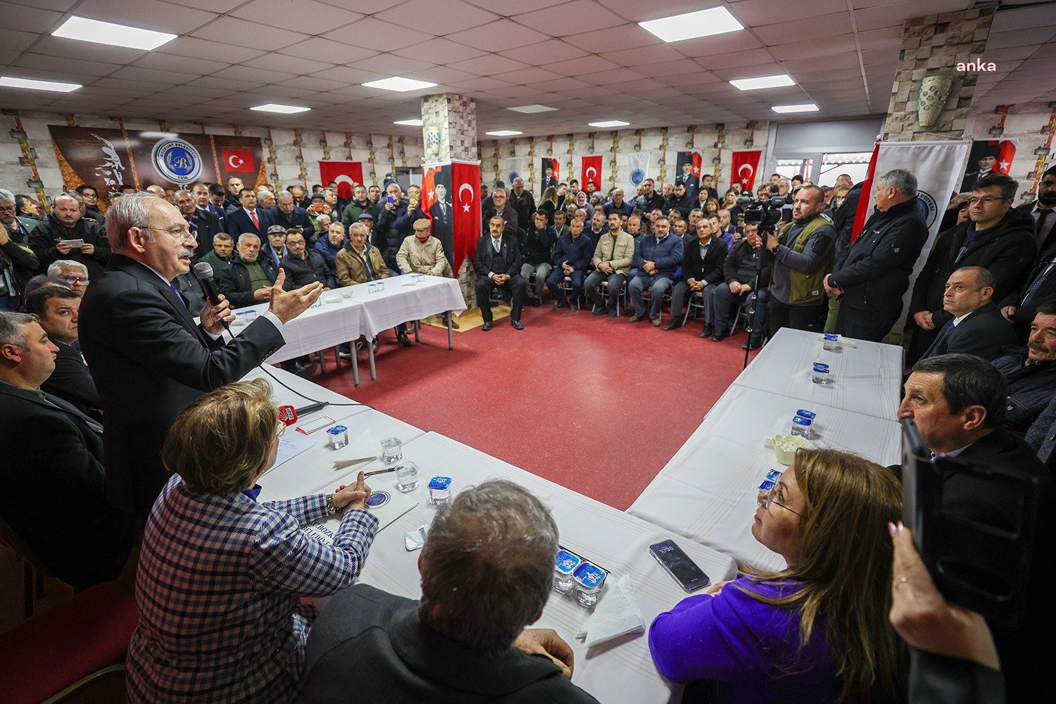 CHP Genel Başkanı Kemal Kılıçdaroğlu, Denizli’de muhtarlara; “Elektriğin çiftçilere ücretsiz