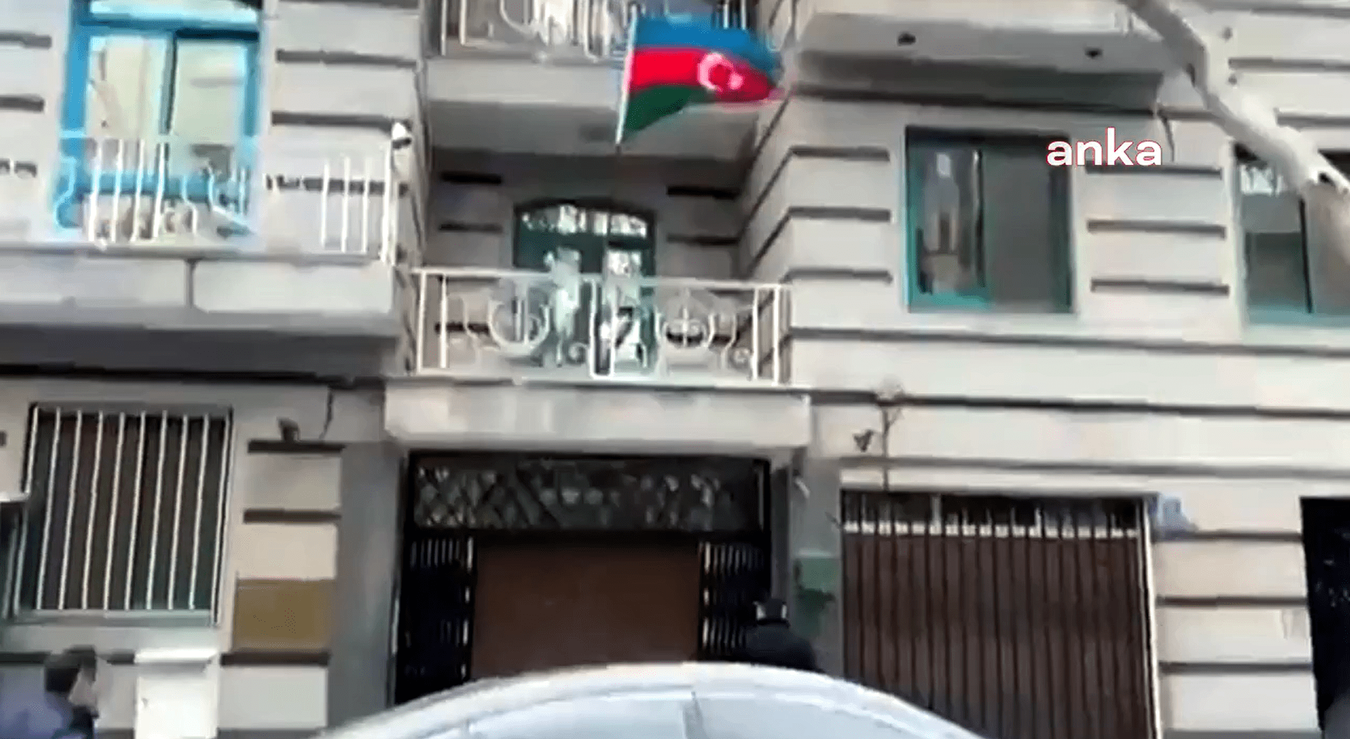 Azerbaycan’ın Tahran Büyükelçiliği’ne bu sabah silahlı saldırı düzenlendi. Azerbaycan Dışişleri
