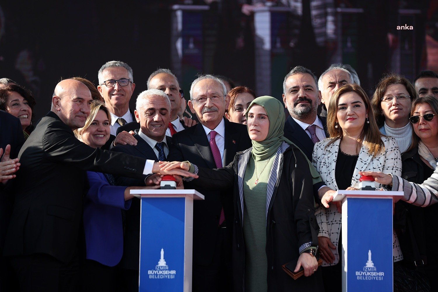 CHP Genel Başkanı Kılıçdaroğlu, İzmir’de Orhan Kemal İlkokulu Temel Atma Töreninde: “Çocukların Beslenme Çantalarını Mutlaka Ama Mutlaka Doldurun, Gereğini Yapın” CHP Genel Başkanı Kemal Kılıçdaroğlu, İzmir Büyükşehir Belediyesi’nin ilkokul temel