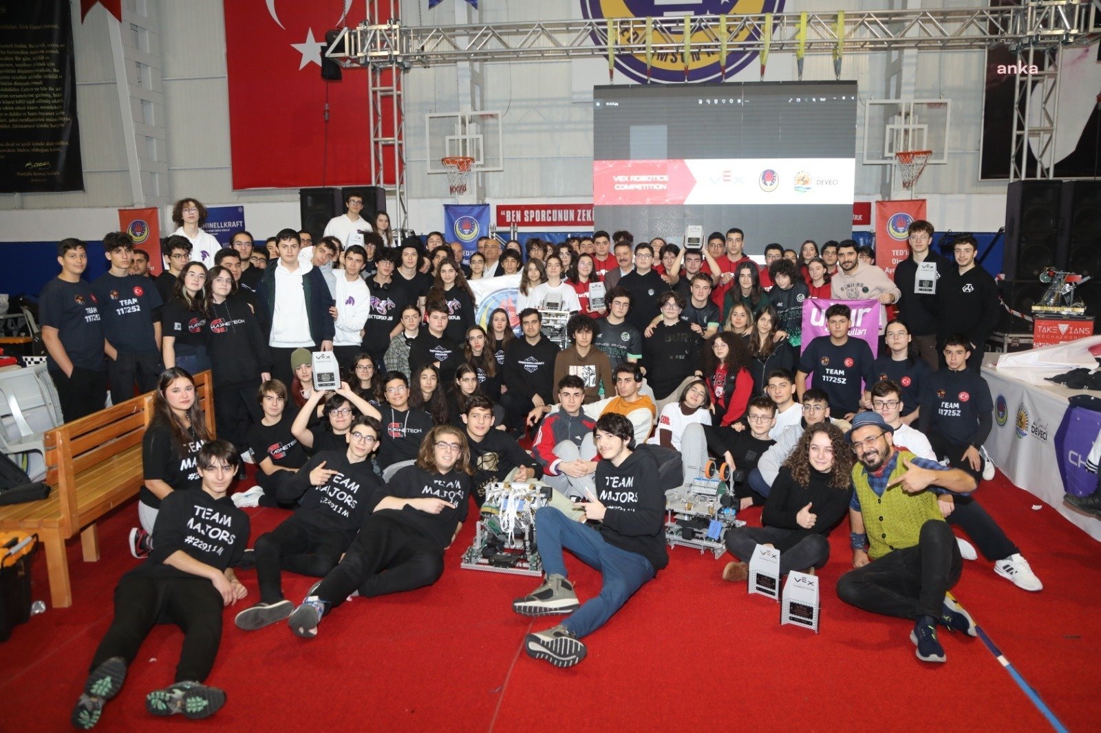 Atakum’da düzenlenen ‘Uluslararası VEX Robotics Samsun Turnuvası’nda Türkiye’nin farklı illerinden