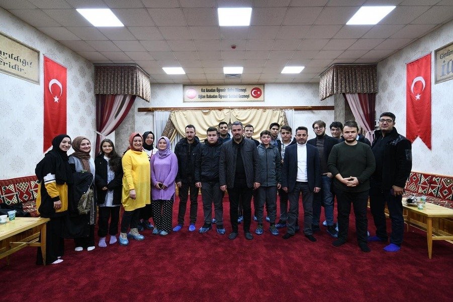 Her an gençlerle dirsek temasında olan Belediye Başkanı Ertuğrul Çetin,