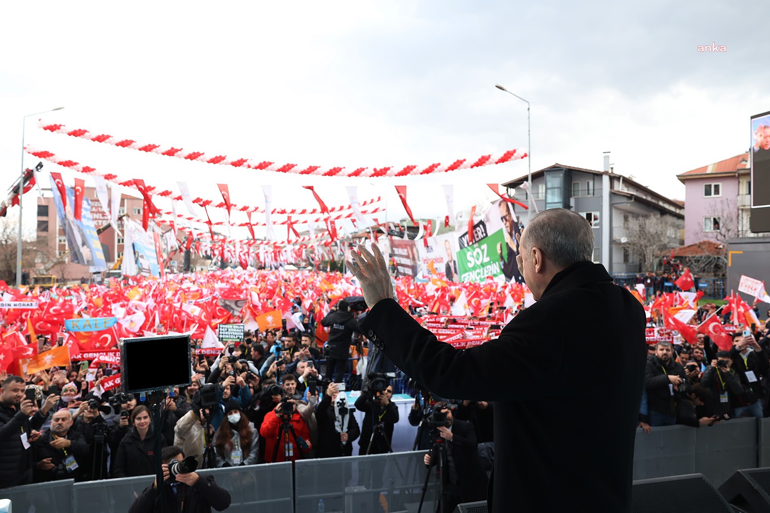 Cumhurbaşkanı Erdoğan: Aklen de Hukuken de Fiilen de 2018’de Seçilen Cumhurbaşkanı Yeni Sistemin İlk Cumhurbaşkanıdır Cumhurbaşkanı Recep Tayyip Erdoğan, Denizli’de; “Türkiye 2018 seçimleriyle birlikte yeni