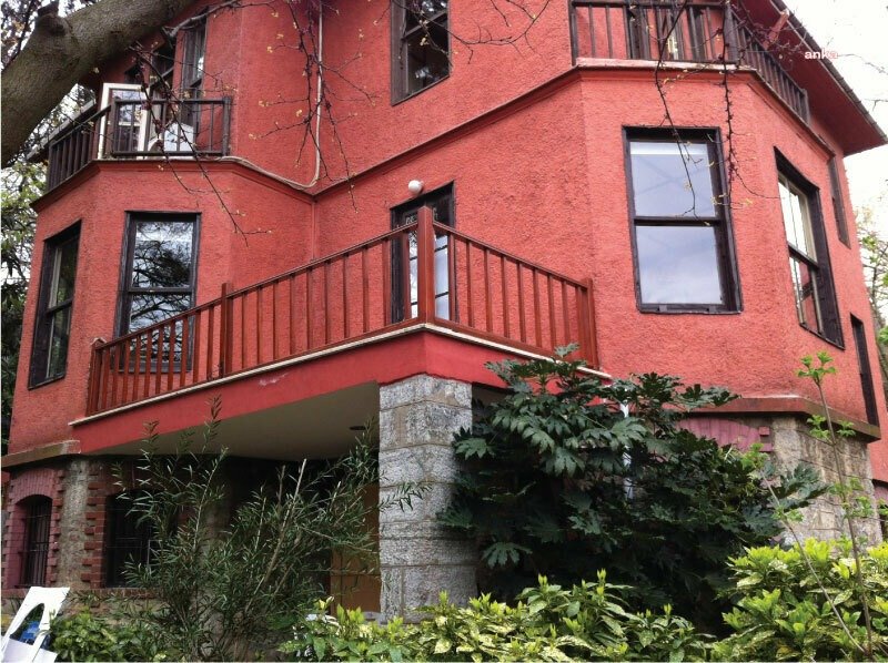 Mahkeme, BÜMED’in Tahliye Kararını Durdurdu… Dernek Başkanı Hülya Cesur: “Yarın Eşyalarımızla Tesisimize Geri Döneceğiz” Mahkeme; Boğaziçi Üniversitesi Mezunlar Derneği'nin (BÜMED), üniversite yerleşkesi içindeki lokaline