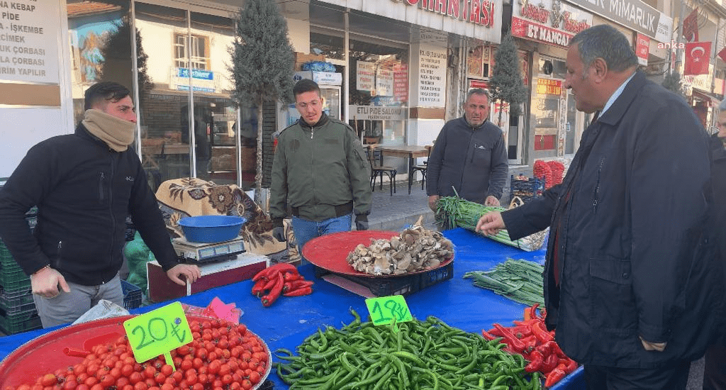 CHP Niğde Milletvekili Ömer Fethi Gürer, Niğde’de Ulukışla Pazarı’nda meyve