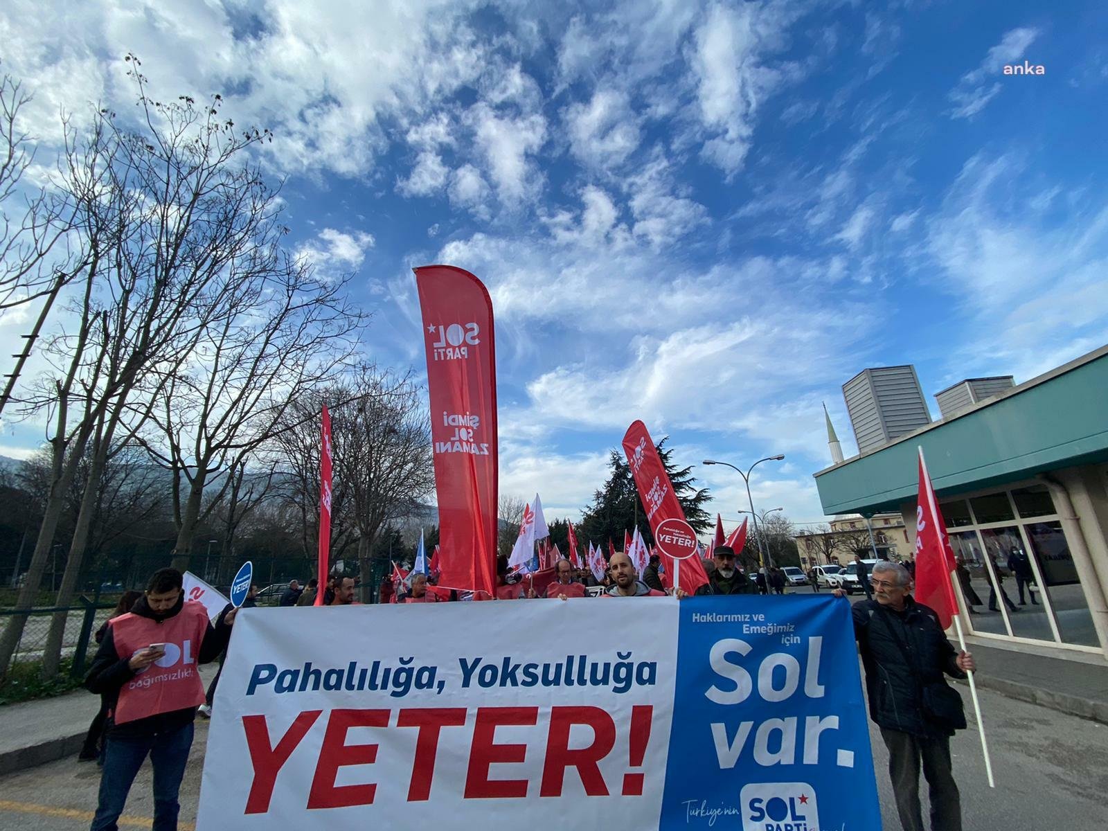 SOL Parti, “Yeter, gönderelim” sloganıyla bugün Bursa’da yürüyüş düzenledi. SOL