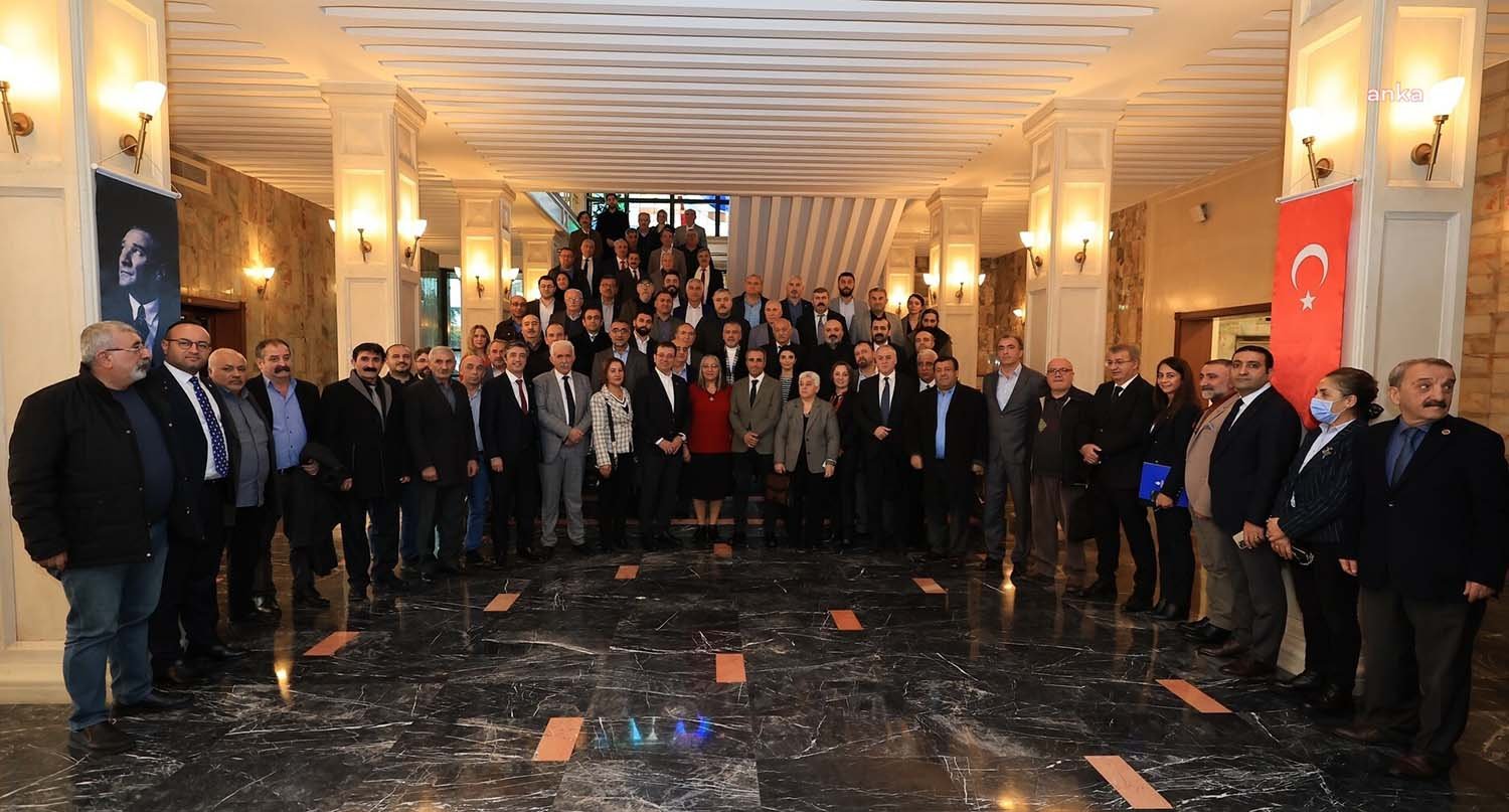 İstanbul’daki cemevi derneklerinin başkanları, yöneticileri ve dedelerden oluşan yaklaşık 60