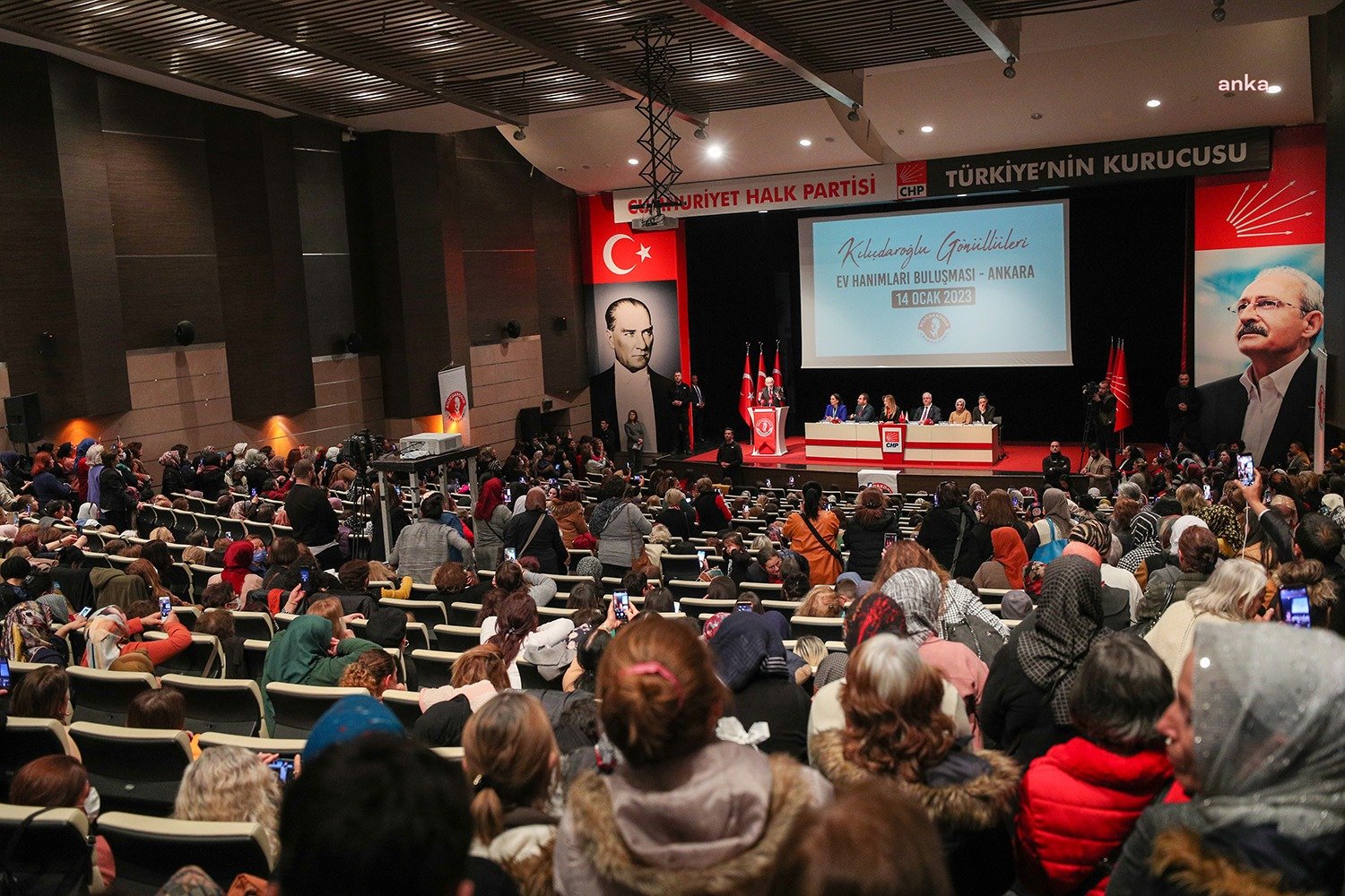 CHP Genel Başkanı Kemal Kılıçdaroğlu, ev kadınlarına; “Söyleyin, Kılıçdaroğlu’nun saraylarda