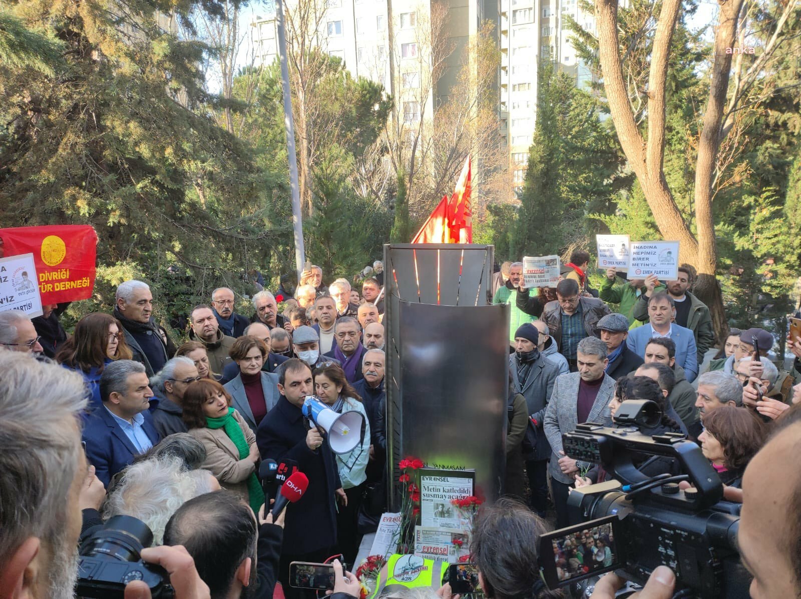 Evrensel Gazetesi Muhabiri Metin Göktepe, Polis Tarafından Öldürülmesinin 27’nci Yılında Anıldı Evrensel gazetesi muhabiri Metin Göktepe, gözaltındayken polisler tarafından dövülerek öldürülmesinin