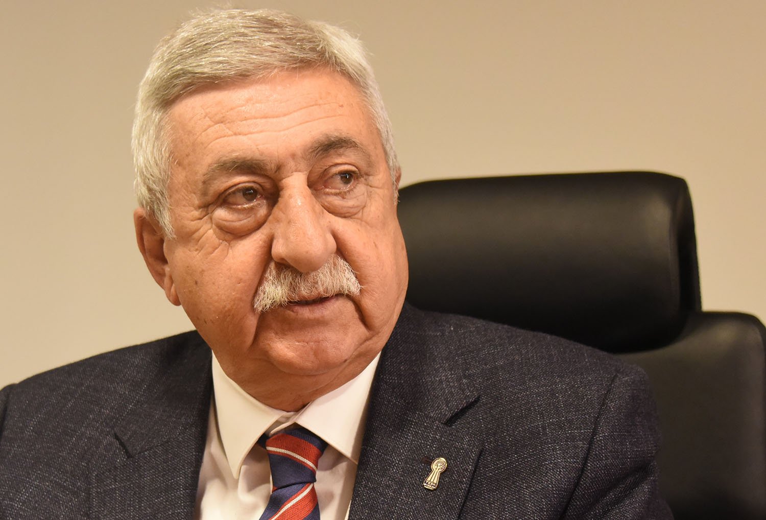 Piyasalarda fiyatların düşmesinin enflasyonla ilgili olduğunu ve fiyatların düşmesi ile