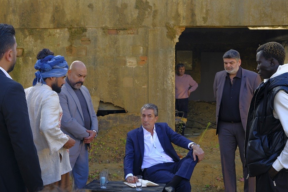 Beş Dakikada Bir Güldürmeye Söz Veren “Üç Günlük Dünya” Filmi 21 Nisan’da Vizyona Giriyor Geçtiğimiz günlerde çekimleri İstanbul Tarlabaşı’nda tamamlanan filmin yapımcılığını, başrol oyuncularından