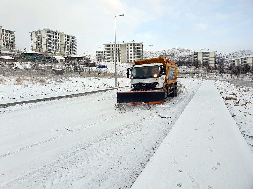 Yenimahalle kara kavuştu Yenimahalle kış aylarının ilk karını aldı. Yenimahalle Belediyesi de kar