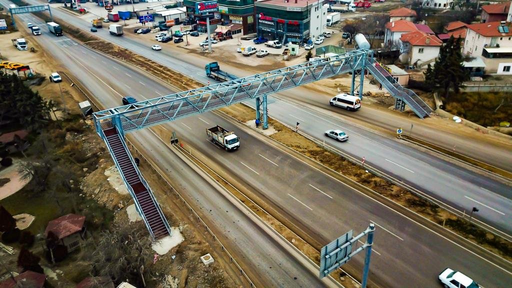Kahramankazan’ın Saray Mahallesi’nde bir süredir yapımı devam eden üst geçit,