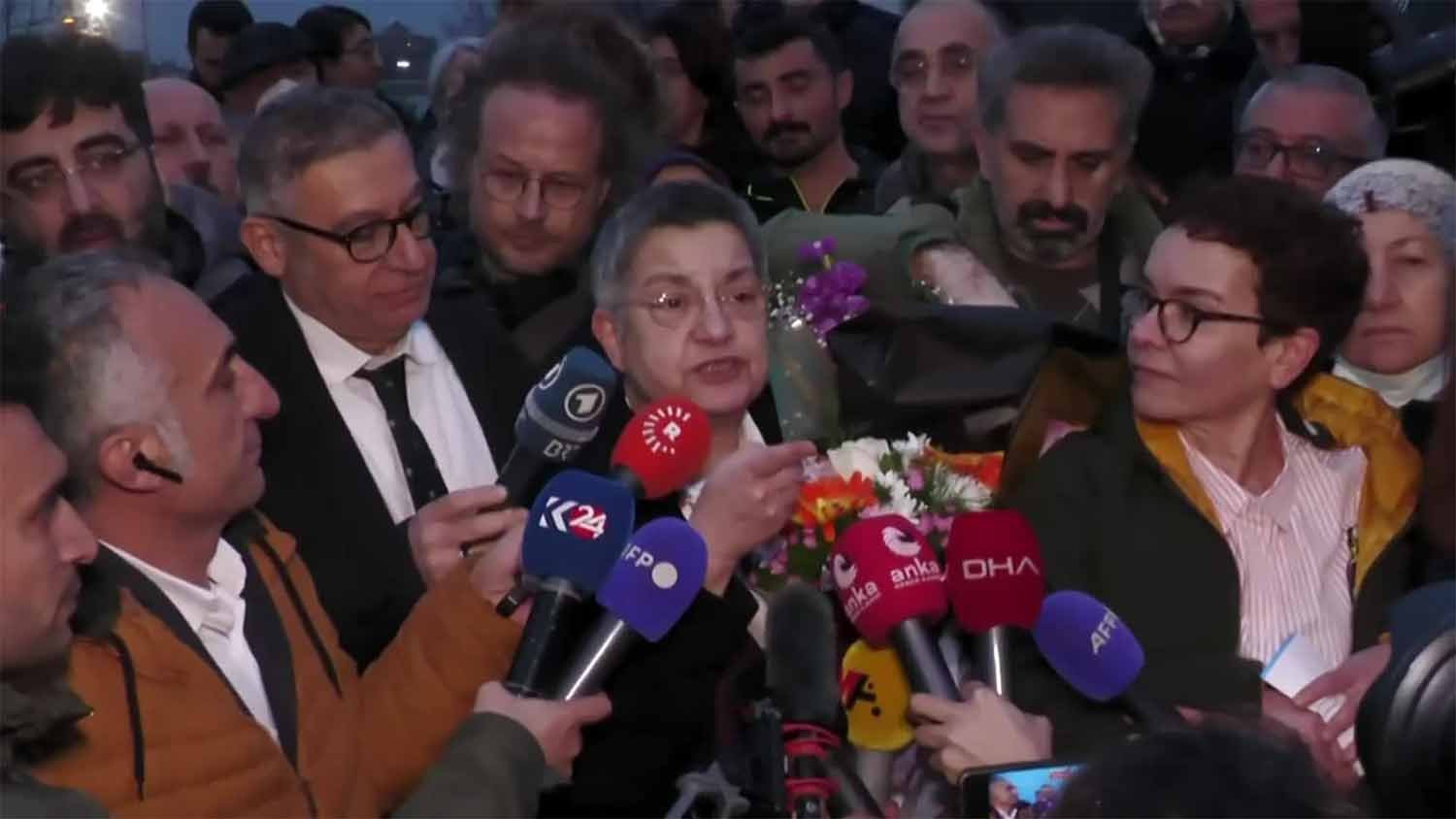 Cezaevinden Tahliye Edilen Fincancı: “Mücadeleye Devam Edeceğiz. Yeryüzü Aşkın Yüzü Oluncaya Kadar” Türk Tabipleri Birliği Merkez Konseyi Başkanı Şebnem Korur Fincancı, hakkındaki