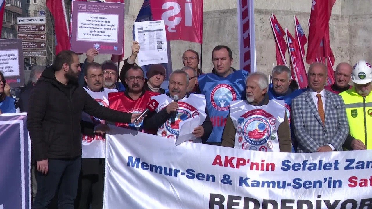 Birleşik Kamu-İş, yüzde 30’luk maaş zammını bordro yakarak protesto etti.