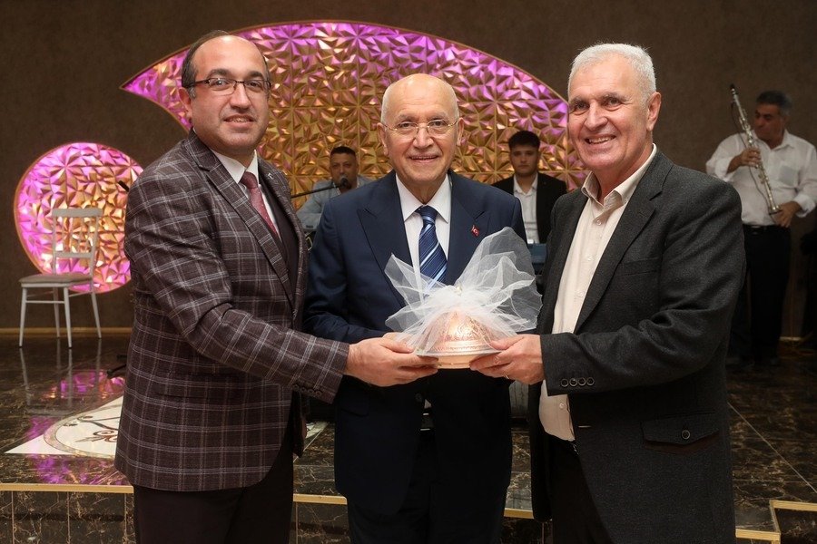 Yenimahalle Belediye Başkanı Fethi Yaşar, eşi Azize Yaşar ile birlikte