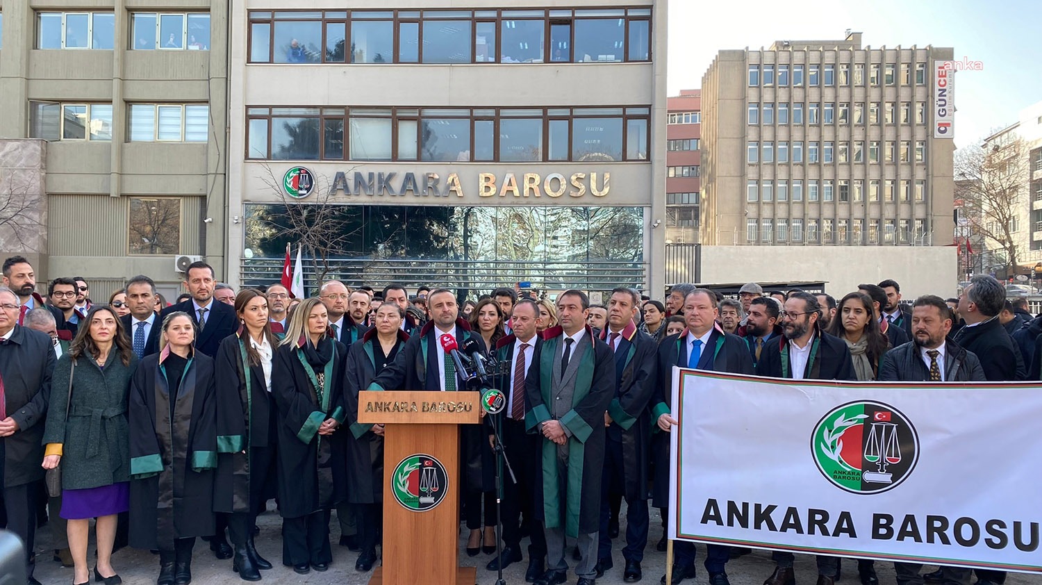Ankara’da avukatlar, 24 Ocak Tehlikedeki Avukatlar Günü nedeniyle mesleklerini yaparken