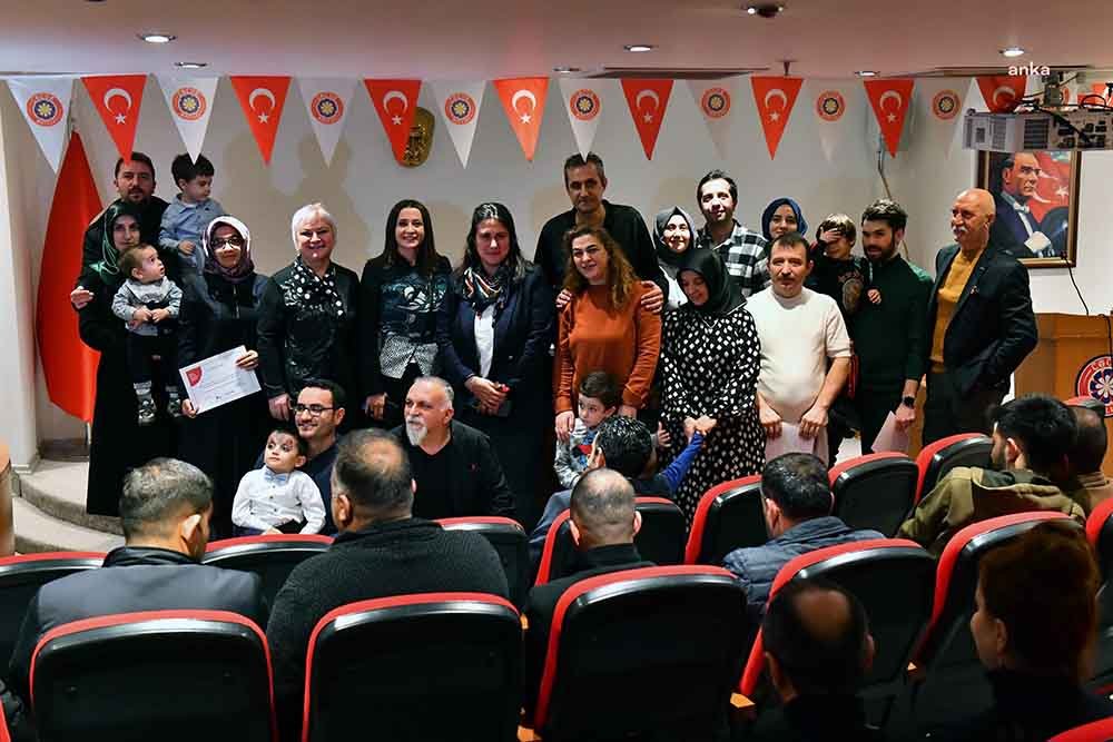 ABB’nin ‘Baba Destek Programı’nı Tamamlayan Başkentli Babalar Sertifikasını Aldı Ankara Büyükşehir Belediyesi (ABB) ve Anne Çocuk Eğitim Vakfı (AÇEV)
