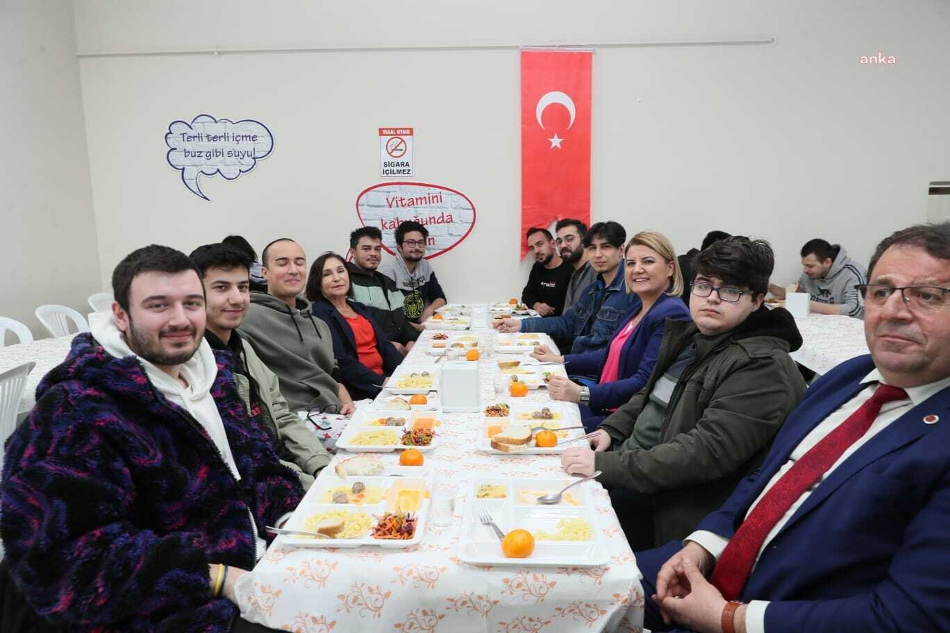 İzmit Belediyesi’nin projelerini inceleyen CHP Genel Başkanı Kemal Kılıçdaroğlu’nun eşi