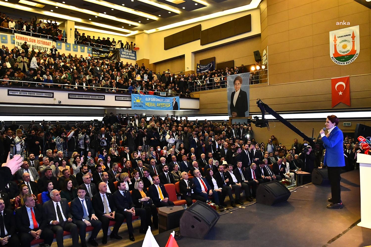 İYİ Parti Genel Başkanı Meral Akşener, Şanlıurfa’da bir vatandaşın SMA’lı