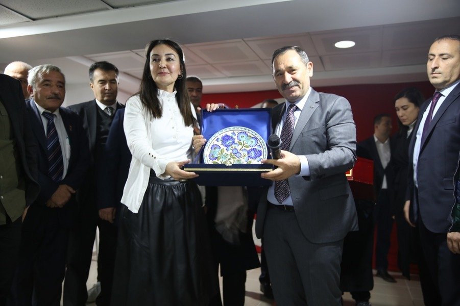 Etimesgut Belediye Başkanı Enver Demirel, Atayurt Mahallesi sakinleriyle bilgilendirme
toplantıları kapsamında