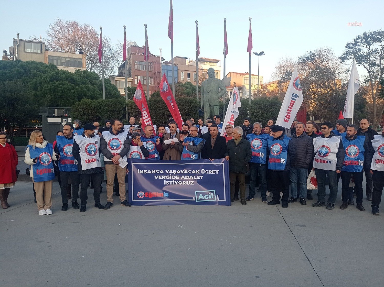 Eğitim-İş Sendikası üyesi öğretmenler, “İnsanca yaşayacak ücret, vergide adalet istiyoruz”