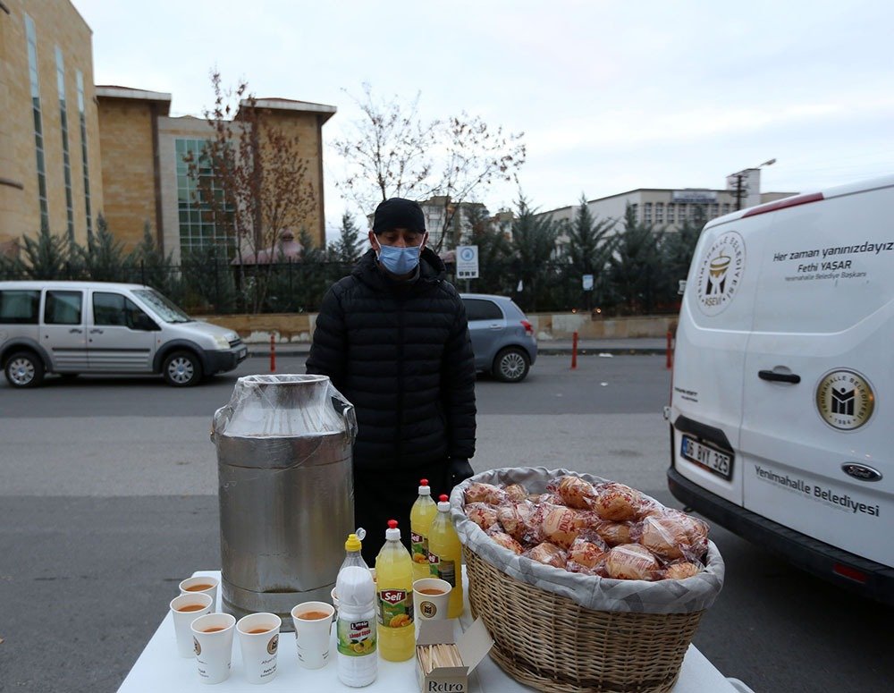 Yenimahalle Belediyesi, Gazi Üniversitesi önünde öğrencilere yönelik çorba ikramına başladı. 