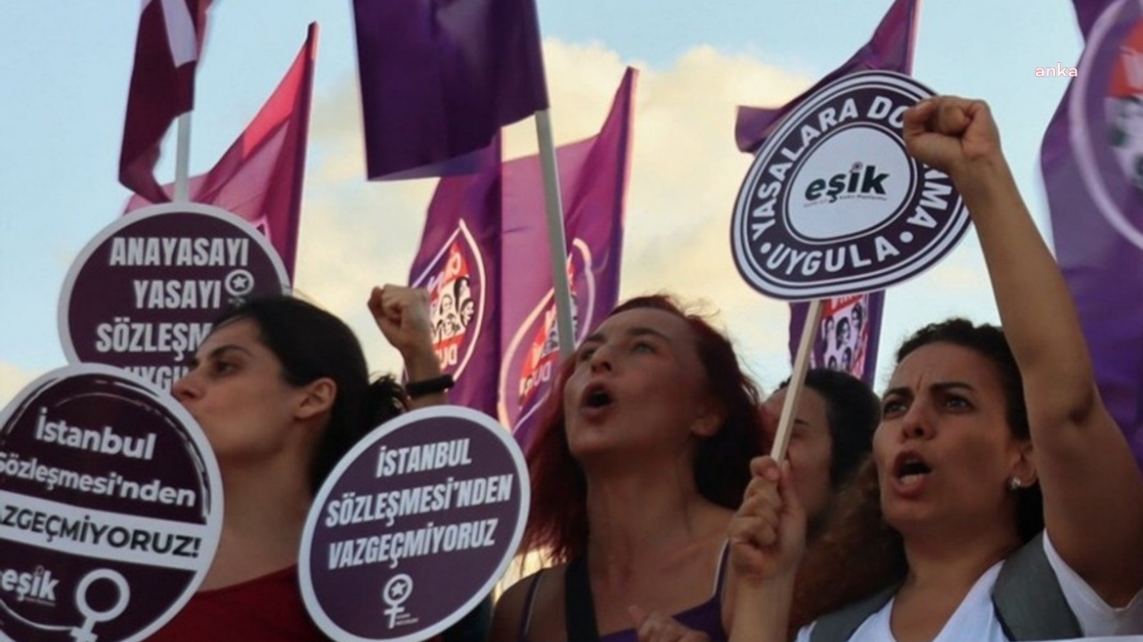 Eşik Platformu: Kadınların Kılık Kıyafetini Düzenleme Gerekçesiyle Anayasa Değiştirmeyi Gündemde Tutmak, İçinde Bulunduğumuz Karanlığı Aydınlatacak Bir Konu Değildir Eşitlik İçin Kadın Platformu (EŞİK), başörtüsü konusundaki anayasa değişikliği teklifi