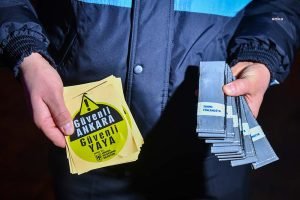 ABB, Ogrencilere Reflektorlu Cikartma ve Kol Bandi Dagitiyor. Mansur Yavas: "Okula Gece Karanliginda Gitmek Zorunda Kalan Evlatlarimizin Guvenligini Saglamak Icin Finlandiya Buyukelciligi Ile Is Birligi Yaptik"