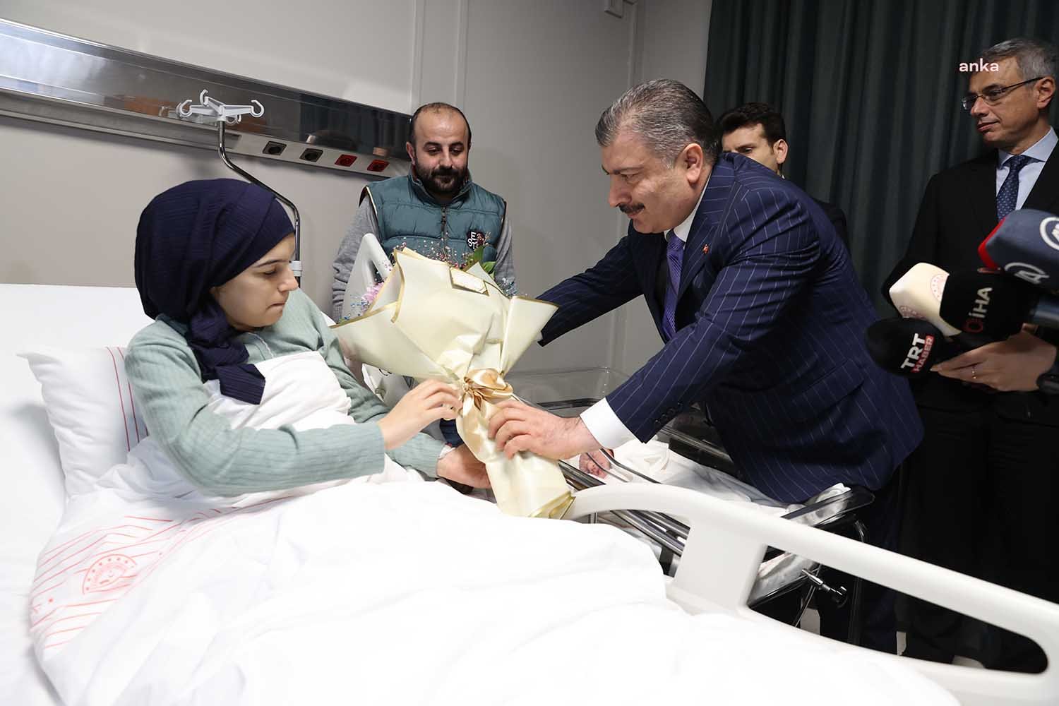 Sağlık Bakanı Fahrettin Koca, yeni yılın ilk bebeğini ziyaret ederek