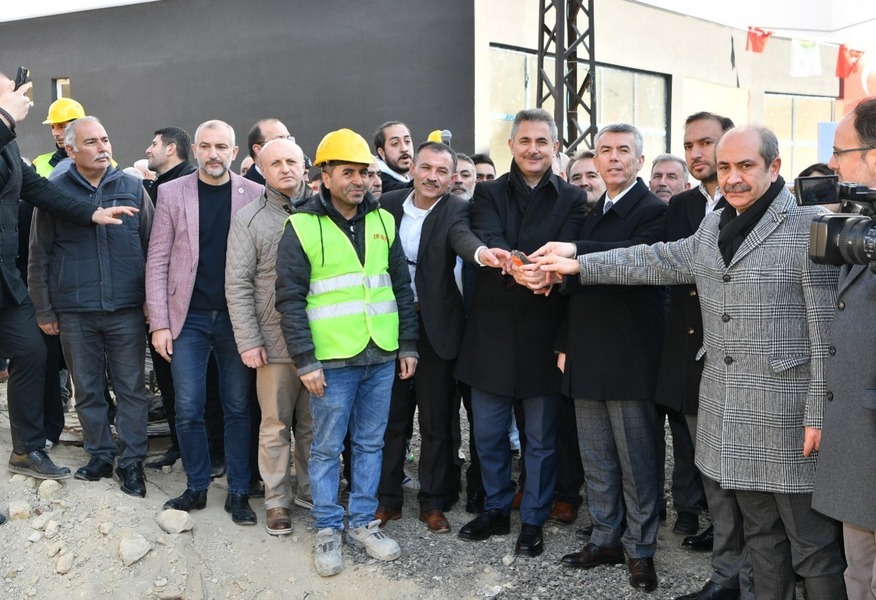 “Mamak’ın çehresi değişiyor” mottosu ile ilçenin dört bir yanına hizmet