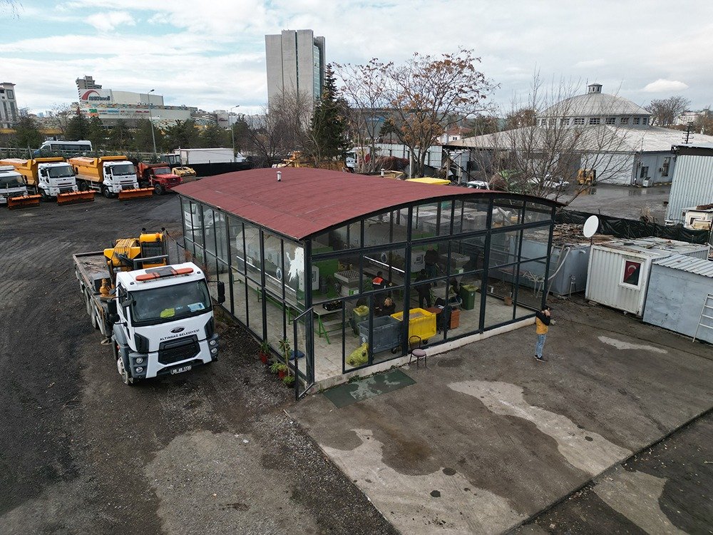 Çevre dostu uygulamalarıyla büyük beğeni toplayan Altındağ Belediyesi'nden geri dönüşüme