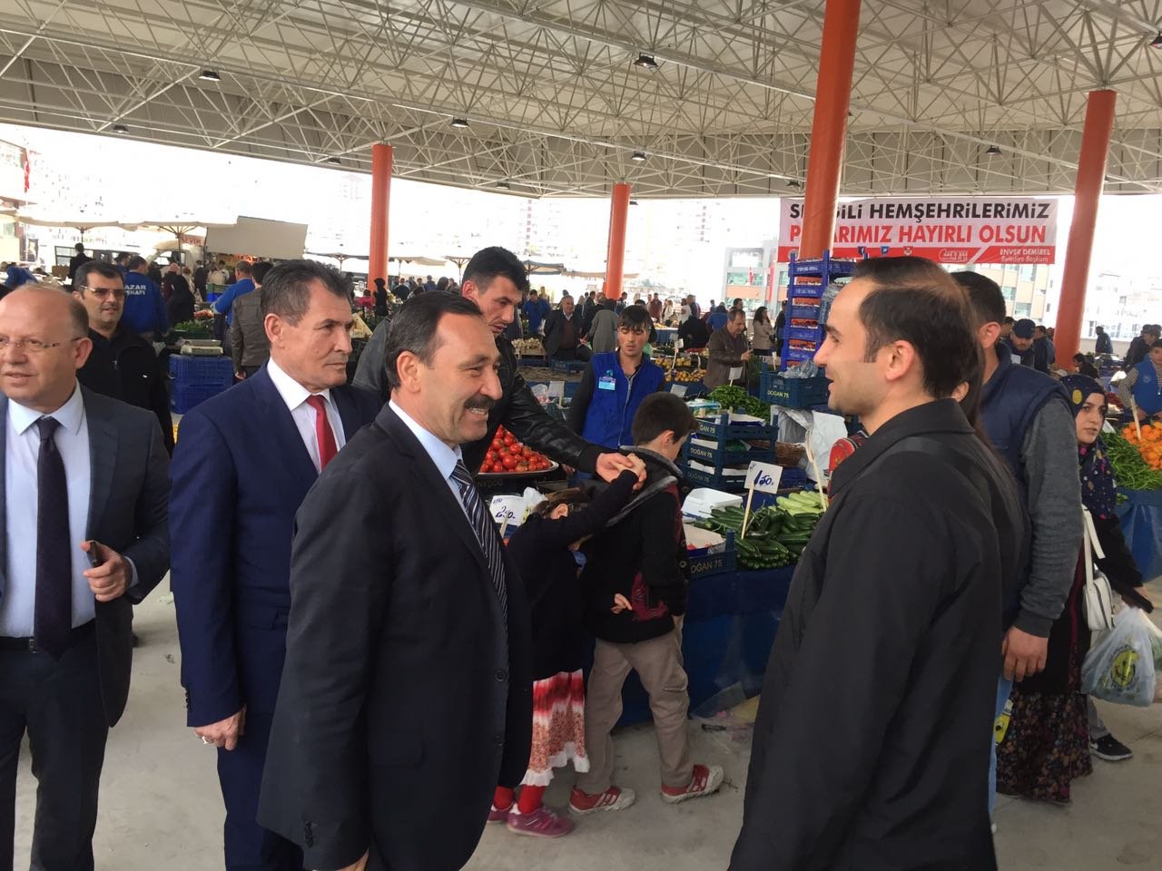 Etimesgut Belediye Başkanı Enver Demirel, ilçeye 10 kapalı pazar yeri